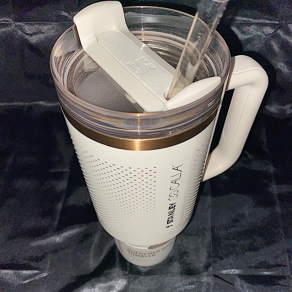 Stanley x Calia - 40oz Flowstate Quencher H2.0 Tumbler. Color: (Oat Milk) *NEW* - Picture 8 of 15